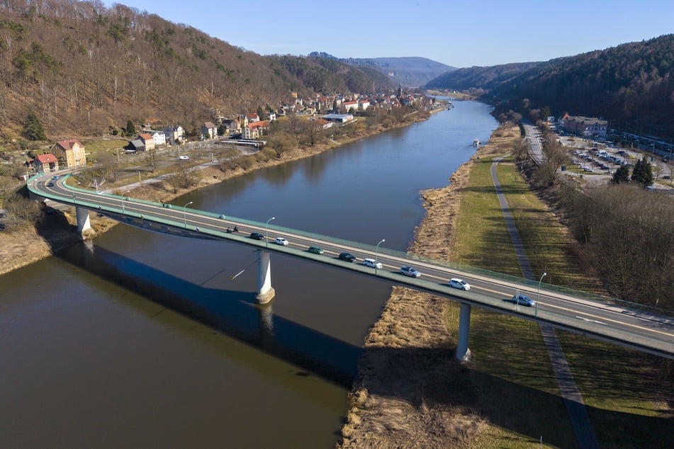 Die Bad Schandauer Elbebrücke muss neu gebaut werden. Im Zuge der vorbereitenden Bauarbeiten wird jetzt ein Wanderweg am Hang (r.) zur Baustellenzufahrt.