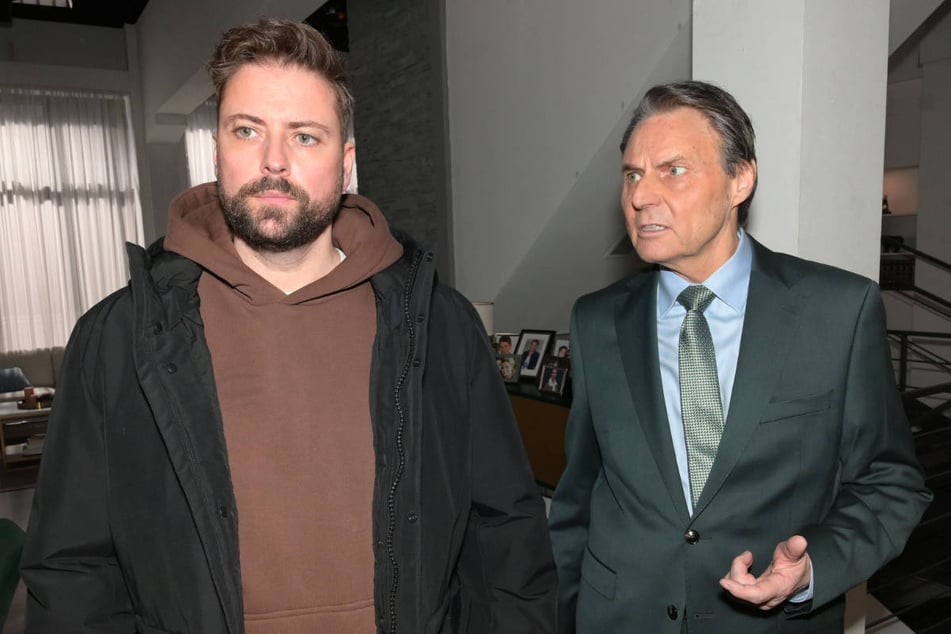 Joachim (r.) warnt John eindringlich davor, vorschnell die Polizei einzuschalten.