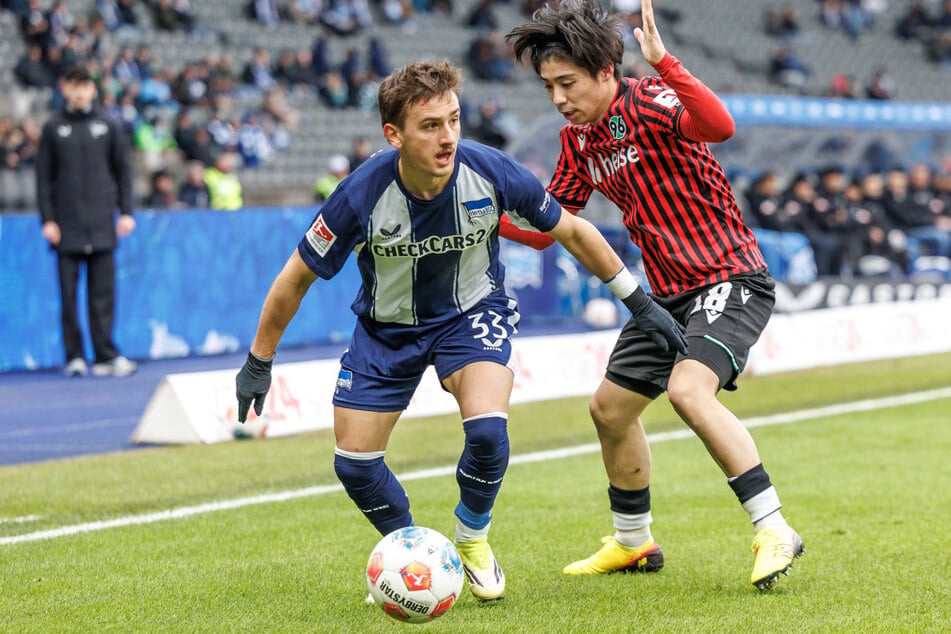 Michal Karbownik (25, l.) kommt diese Saison auf 26 Einsätze.