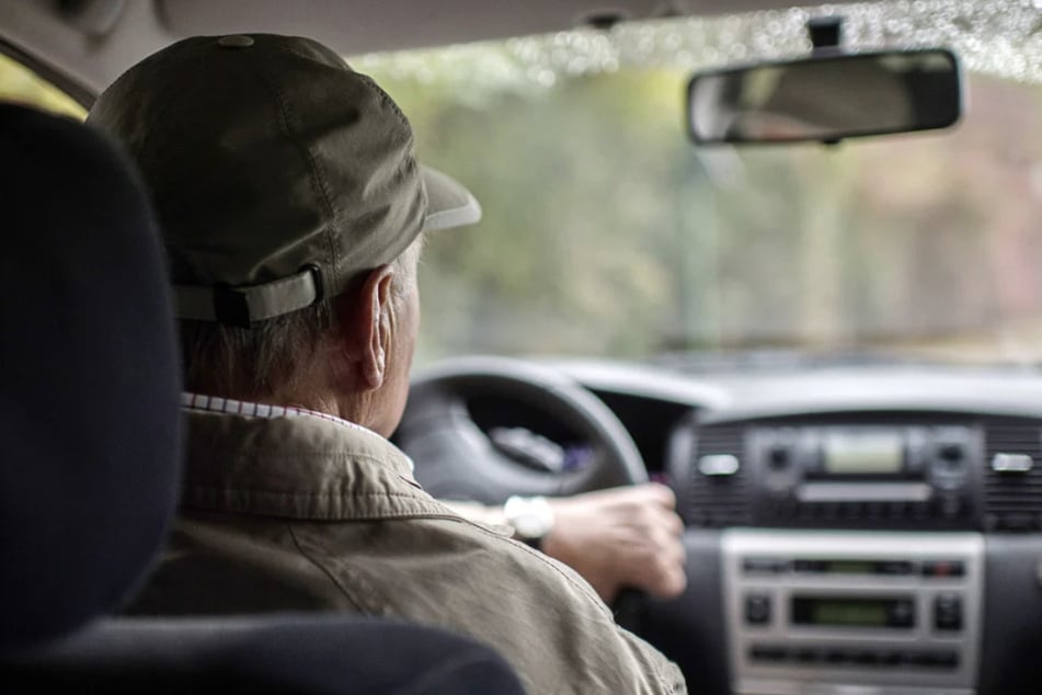 Ein 77-Jähriger hat am Dienstag in Suhl einen Rentner verletzt und Sachschaden in Höhe von rund 11.000 Euro verursacht. (Symbolfoto)