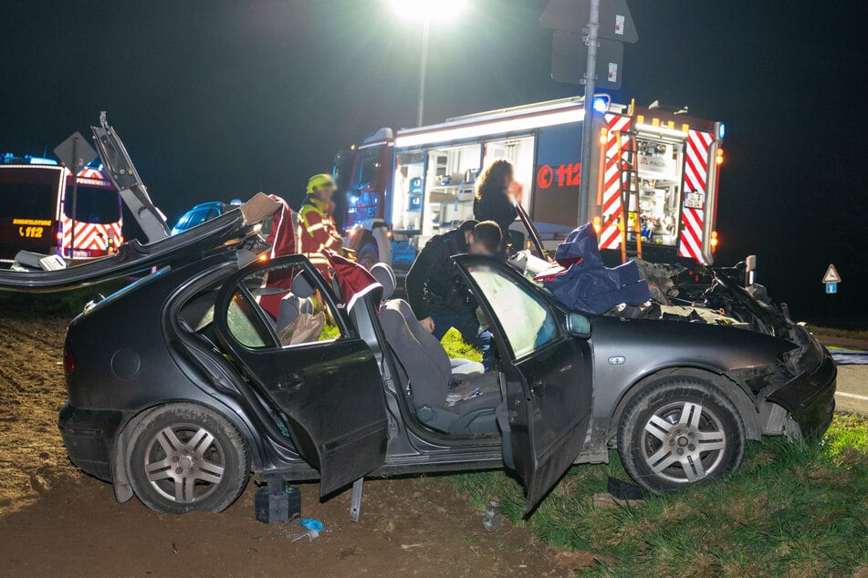 Der Fahrer (60) wurde in dem Seat eingeklemmt und musste von den Rettungskräften befreit werden. Er verstarb nun im Krankenhaus.