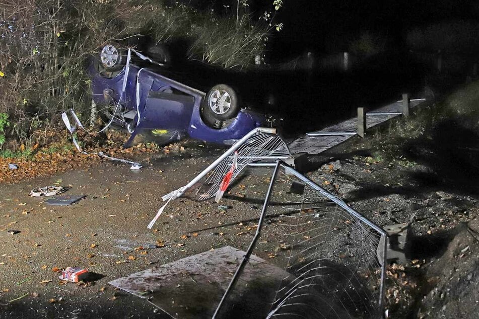Der Dacia überschlug sich und blieb auf dem Dach liegen.