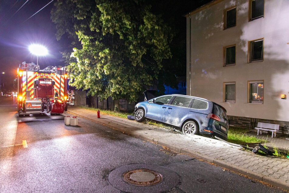 Der VW-Fahrer (49) flüchtete vor der Polizei und krachte gegen ein Geländer.