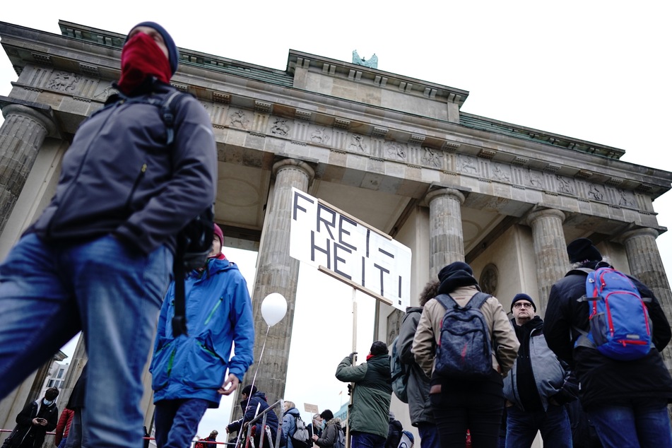 Vor dem Brandenburger Tor demonstrieren mehrere hundert Menschen gegen die Corona-Regeln der Bundesregierung.