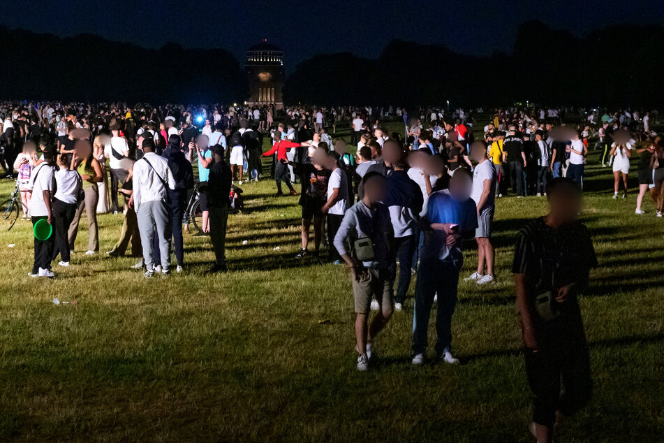 Tausende feierten in der Nacht im Stadtpark - bis die Polizei dazwischen ging.