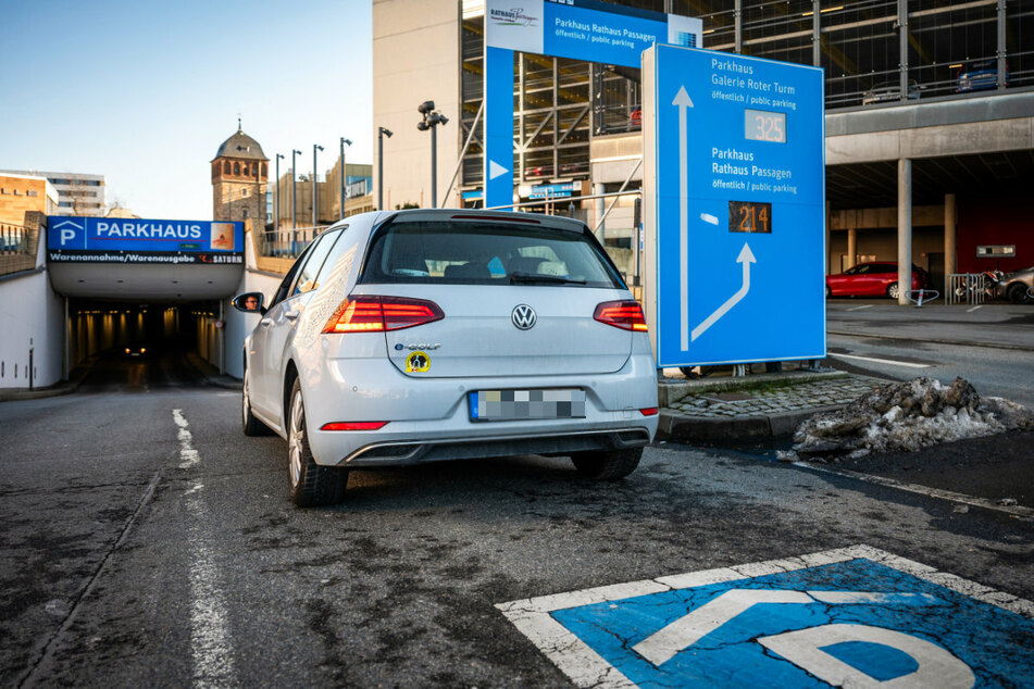 Ein E-Auto fährt in die Tiefgarage der Galerie Roter Turm.