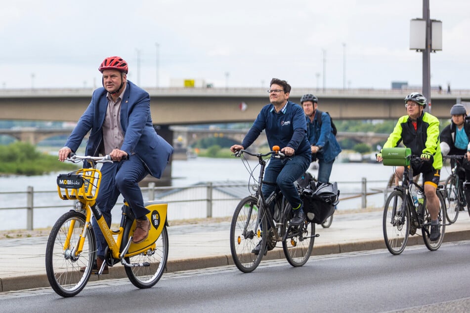 OB Dirk Hilbert (51, FDP) und ADFC-Chef Edwin Seifert (50) machten am Freitag eine Radtour durch Dresden.