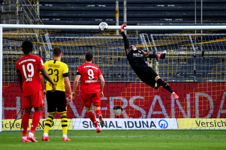 Dieser eine Moment sorgt nun für Langeweile im Titelkampf: BVB-Keeper Roman Bürki (r.) bekam die rechte Hand noch an den Lupfer von Bayerns Joshua Kimmich, konnte ihm aber keine entscheidende Richtungsänderung mehr verpassen.