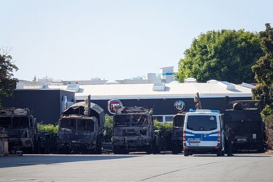 Die sechs Fahrzeuge in Erfurt waren am Samstagabend bei dem Feuer zerstört worden.