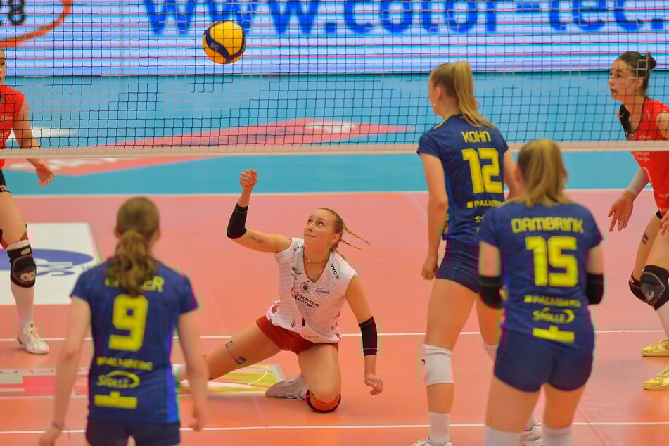 Mit der rechten Hand rettet Libera Patricia Nestler (24, M.) hier in der DM-Finalserie gegen Schwerin den Ball. Jetzt will sie mit der DVV-Auswahl bei der Universiade in Berlin antreten.