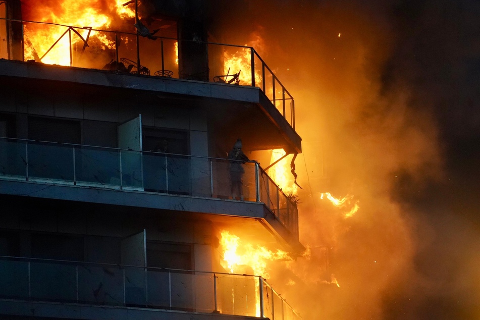Verzweifelte Menschen müssen mit ansehen, wie alle 138 Wohnungen des Hauses verbrennen.