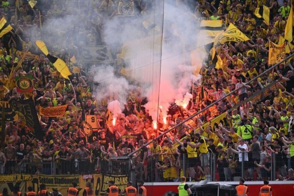 Die Einlasskontrollen in den Fußballstadien sollen gestärkt werden. (Archivbild)