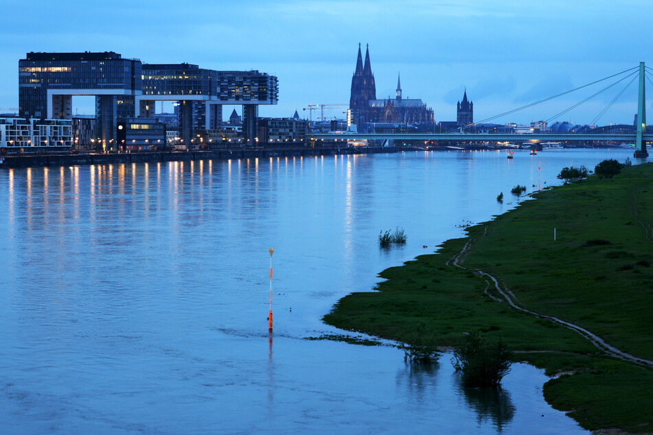 Im Kölner Rheinauhafen steht aktuell, nicht wie auf dieser Archivaufnahme, zu viel Wasser.