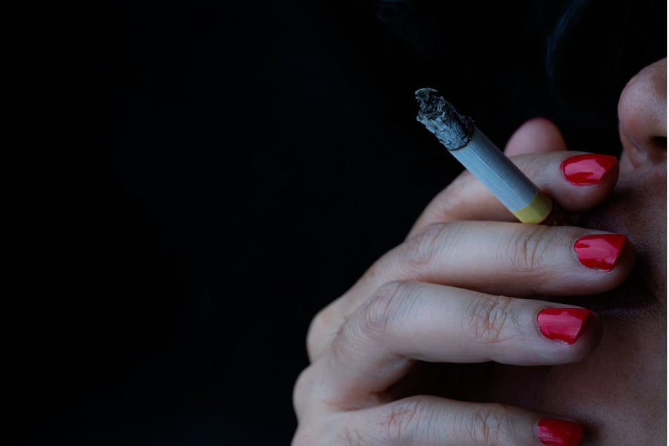 Als der 59-Jährige der Frau mehrfach sehr nahe gekommen war, hielt diese ihm die brennende Zigarette an den Hals. (Symbolbild)