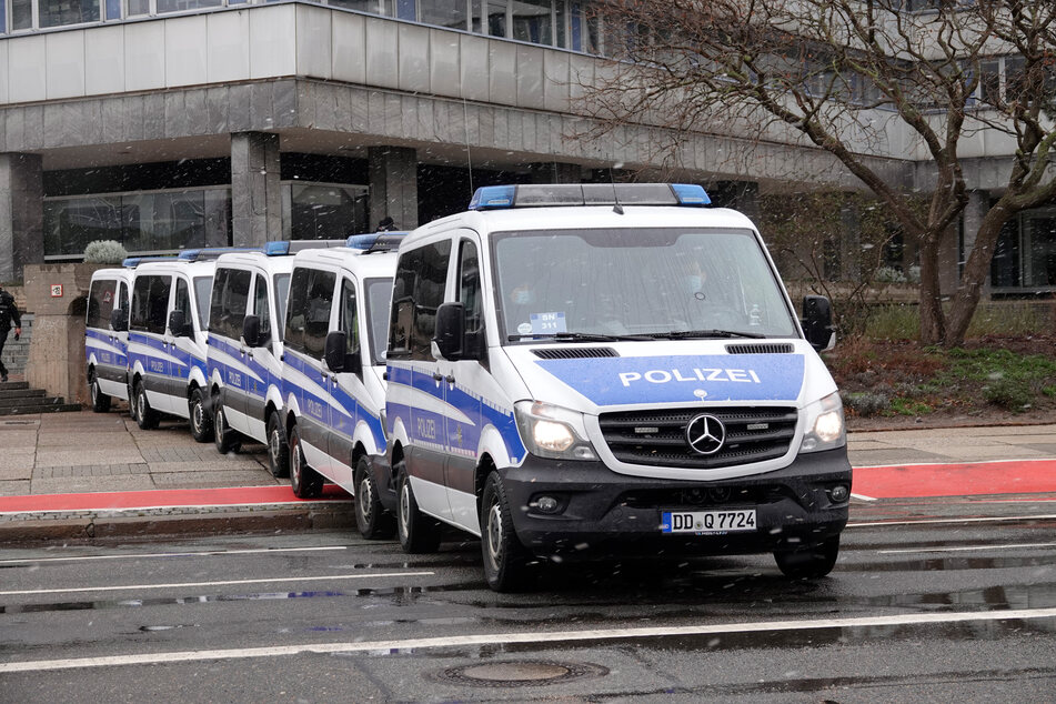 Die Polizei bereitet sich auf die Demo vor.