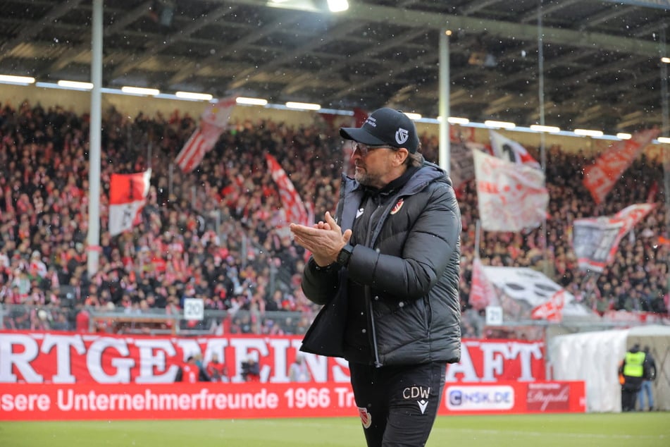 Claus-Dieter "Pele" Wollitz (59) stieg mit Energie Cottbus am Ende der vergangenen Saison als NOFV-Meister direkt in die 3. Liga auf. Nicht nur seiner Meinung nach sollte es diese Möglichkeit für die Besten aller jeweiligen Regionalligen jedes Jahr geben.