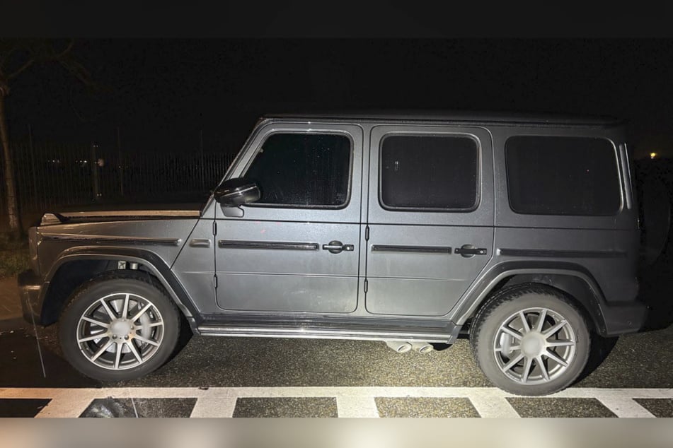 Die dunkle G-Klasse steht vorerst auf dem Hof vom Zoll.