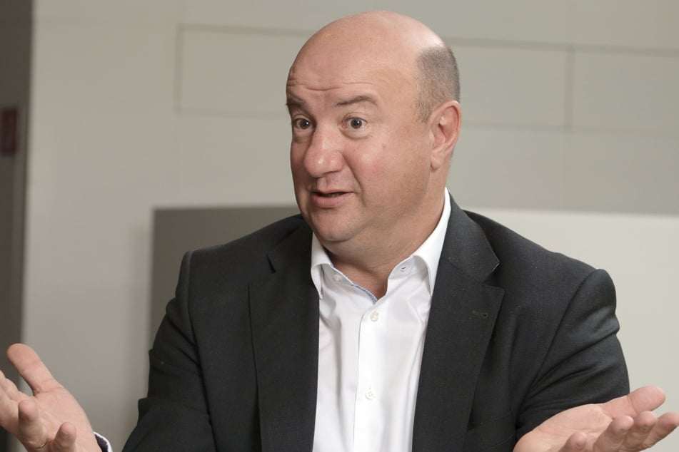 Michael Brecht, der Gesamtbetriebsratschef des Autokonzerns Daimler, spricht in Stuttgart während eines dpa-Interviews. Er fordert den Konzern auf, die Arbeitszeitkürzungen wieder zurückzunehmen.