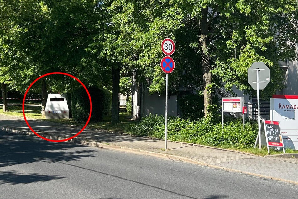 Direkt nach der Einfahrt zum Ramada by Wyndham Hotel ist der Superblitzer aufgestellt.