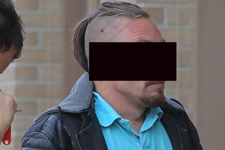 Jonny M. (30) wurde von der Polizei zum Prozess gebracht, weil er nicht pünktlich zum Prozess erschien.