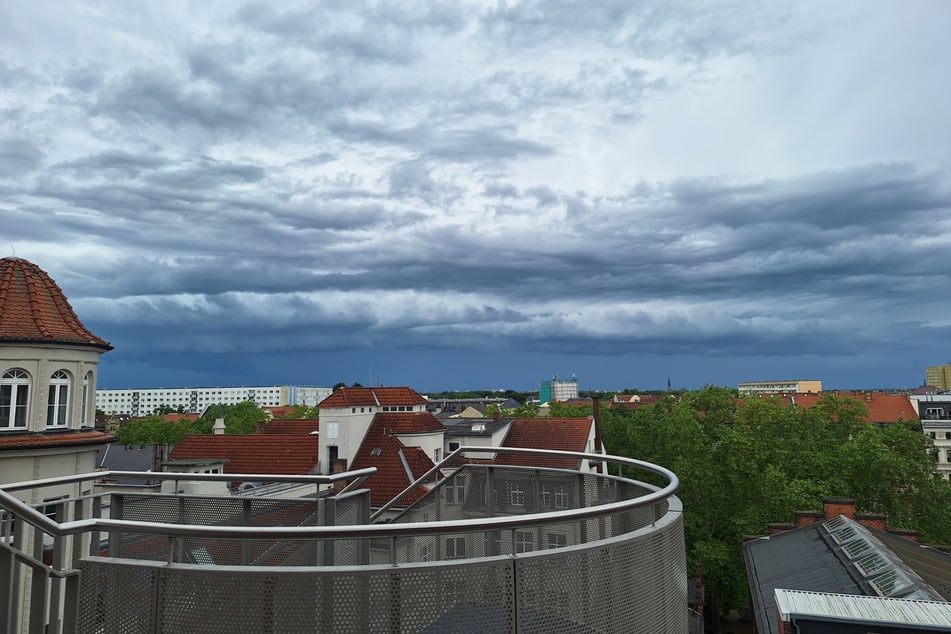 Am späten Nachmittag verdunkelt sich der Himmel im Westen der Messestadt. Der Wetterdienst warnt vor heftigen Unwettern.