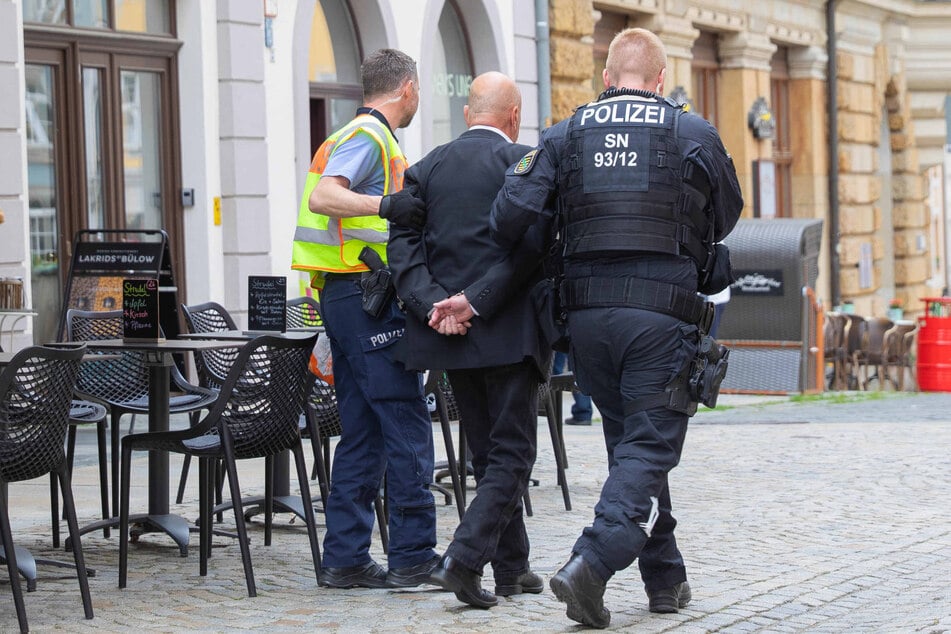 Auch sein schicker Anzug konnte ihn nicht vor einer Festnahme bewahren.