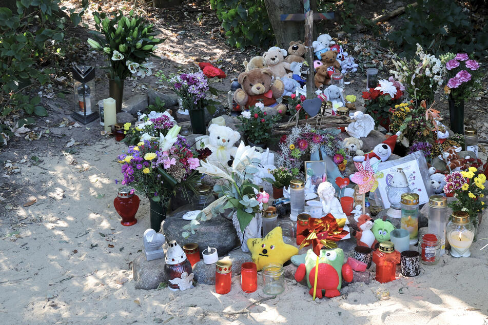 Am Grab von Joel wurden Blumen und Kerzen niedergelegt.
