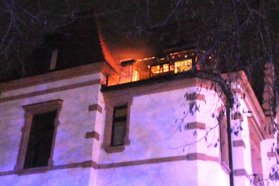 Feuer auf Balkon in Zwickau: War ein Räucherkerzchen Brandursache?