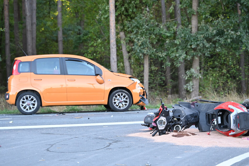 Bei dem schweren Unfall kam der 82-jährige Rollerfahrer ums Leben. Nach ersten Informationen nahm er dem Auto die Vorfahrt.