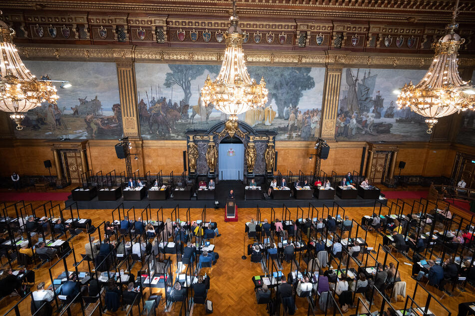Die Abgeordneten verfolgen die Sitzung der Hamburgische Bürgerschaft im Rathaus.