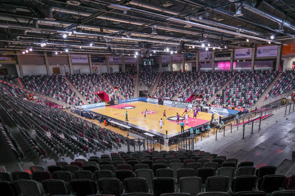 Der Telekom Dome, die Heimspielstätte der Telekom Baskets Bonn, wurde bei den Ausschreitungen teilweise zerstört.