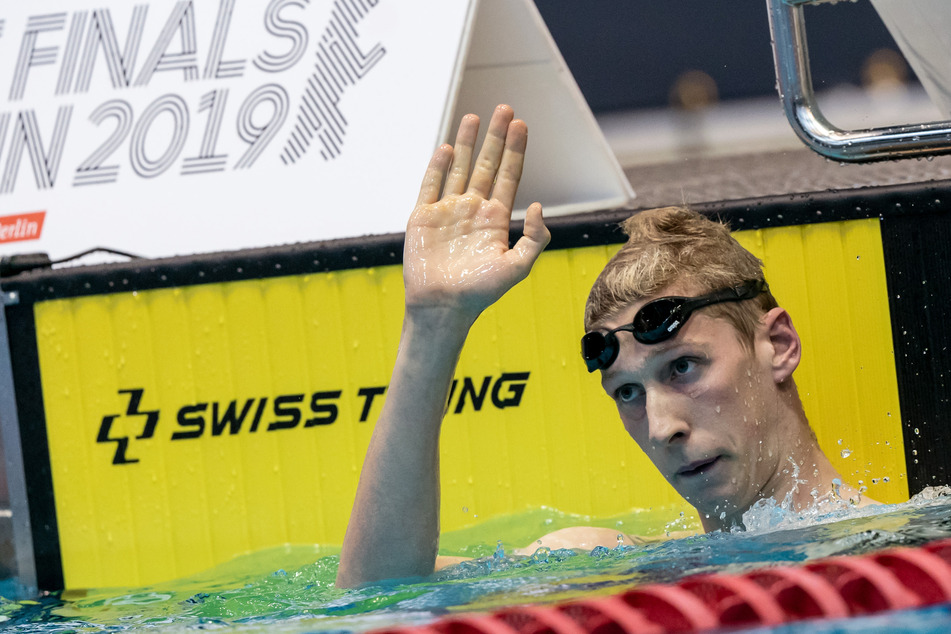 Berlin, Finale der Deutschen Meisterschaft beim Schwimmen 2019, 400 Meter Freistil Männer: Florian Wellbrock winkt nach seinem Sieg.