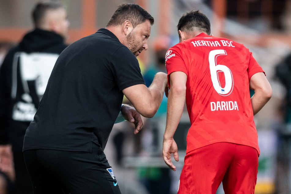 Pal Dardai (45/l.) gibt Vladimir Darida Anweisungen. Herthas Trainer erwartet das nächste Kampfspiel.