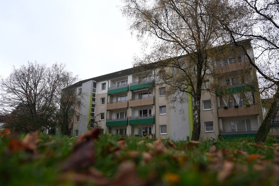 Blick auf ein Mehrfamilienhaus in Elmshorn, in dem der beschuldigte 17-Jährige wohnt und von der Polizei wegen Terrorverdachts festgenommen wurde.