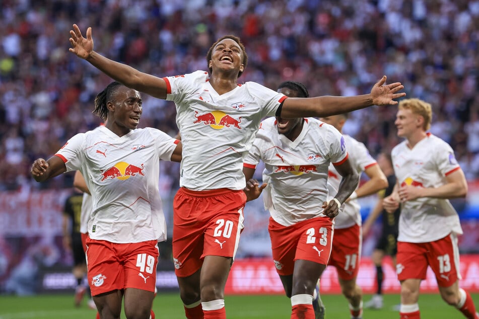Offene Arme beim Bundesligisten von RB Leipzig - die Profi-Spieler der ersten Mannschaft verdienen zwischen drei und zehn Millionen Euro pro Jahr.