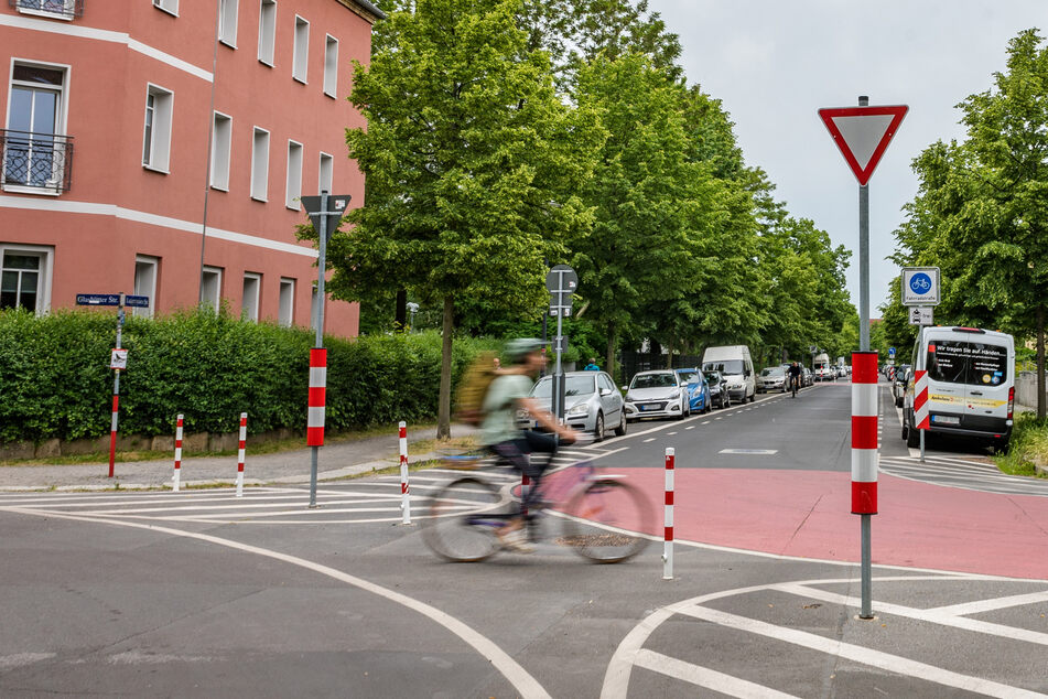 Wenige Poller, große Wirkung: So wird die Zufahrt auf Dresdens Fahrradstraße (Radroute-Ost) an der Glashütter Straße/Ecke Lauensteiner Straße begrenzt.
