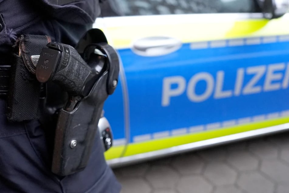 Die Polizei ermittelt gegen eine Unbekannte, die einer Passantin Geld entlocken wollte. (Symbolbild)