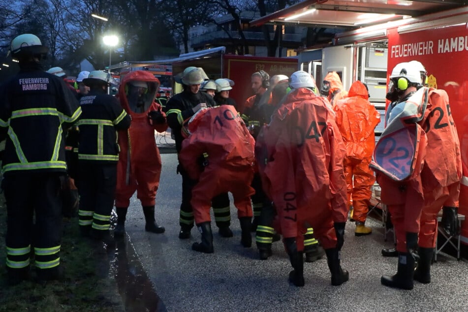 Unter Atemschutz und mit speziellen Schutzanzügen begutachteten die Feuerwehrkräfte das Leck.