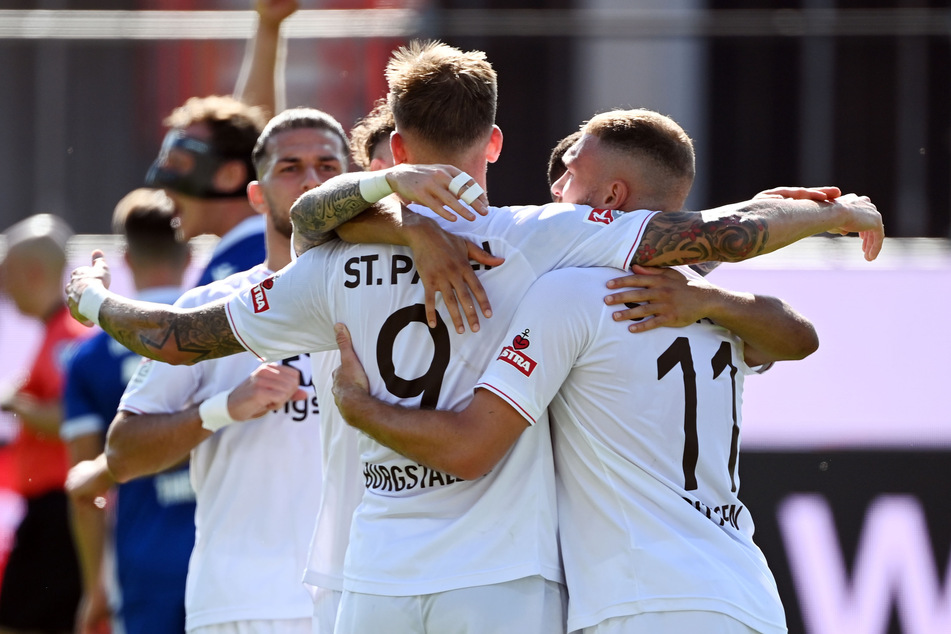 FCSP-Goalgetter Guido Burgstaller (Nummer 9) lässt sich nach seinem Elfmetertreffer zum 2:0 von seinen Mitspielern feiern.