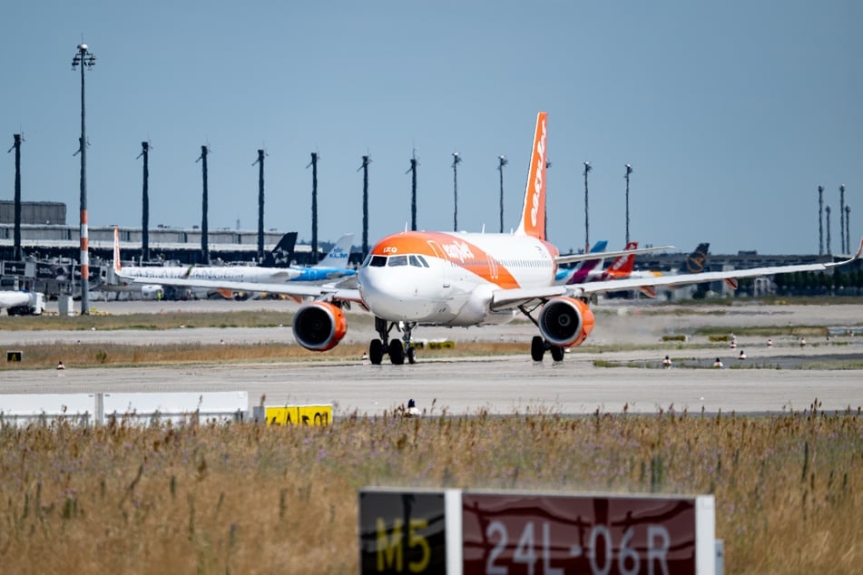 Ein Easyjet-Flieger musste am Montag in Hamburg zwischenlanden. (Symbolfoto)