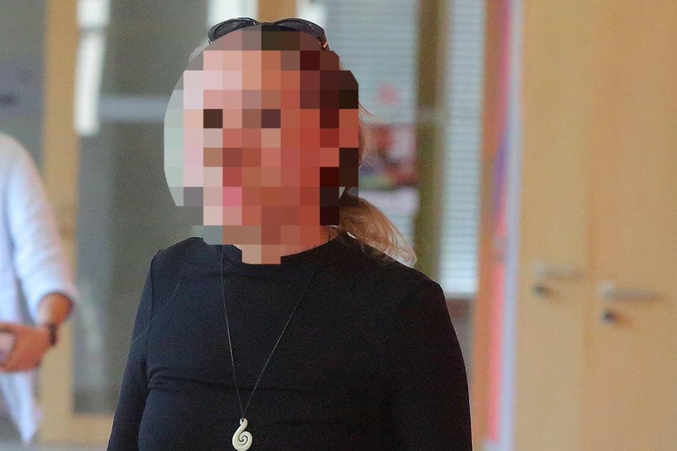 Auch Anett H. (60) bestreitet alles.