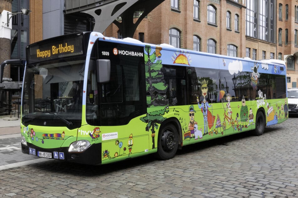 Auch auf der Seite des Busses prangt der Panik-Rocker.