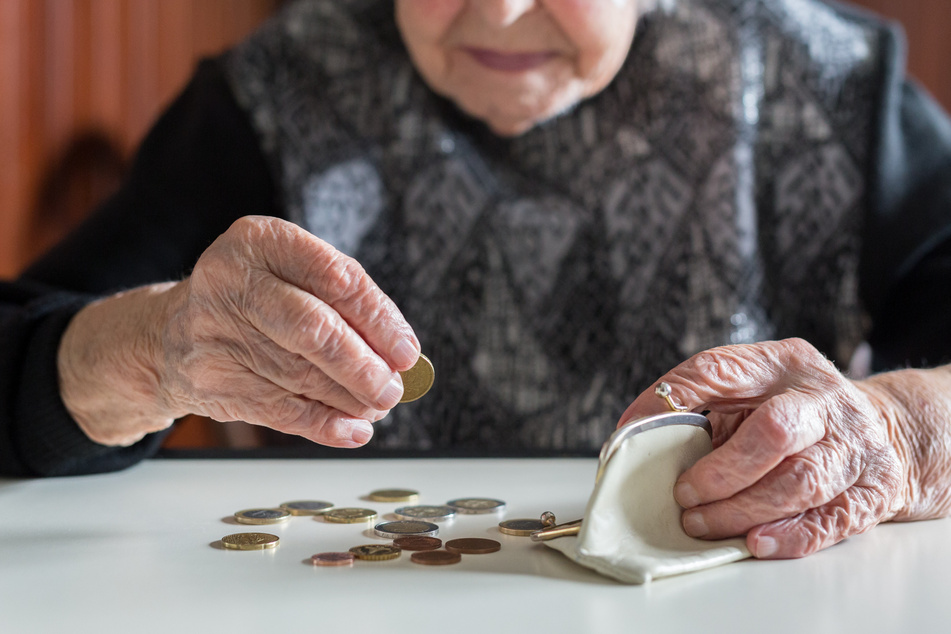Vor allem Rentner, Alleinerziehende und Erwachsene, die allein leben, haben deutschlandweit das geringste Einkommen. (Symbolbild)