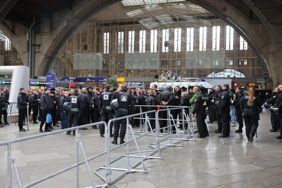 Um die 500 Fans des HFC wurden von der Polizei schon am Hauptbahnhof in Leipzig in Empfang genommen.