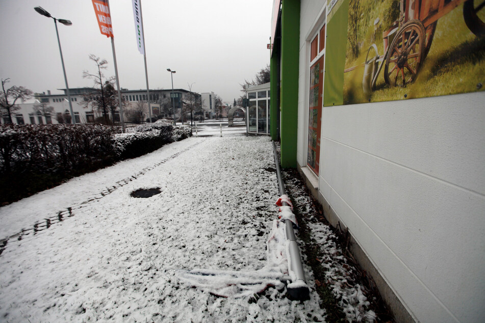Auch einen Fahnenmast rissen die Rowdys aus der Verankerung.
