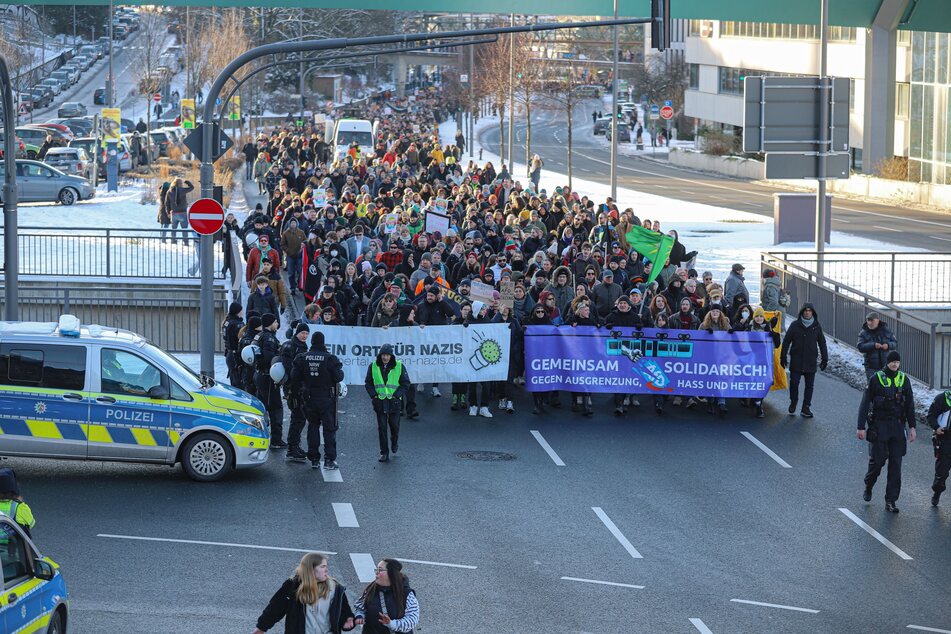 Etwa 10.000 Menschen waren in Wuppertal zugegen, um gegen Rechtsextremismus zu demonstrieren.