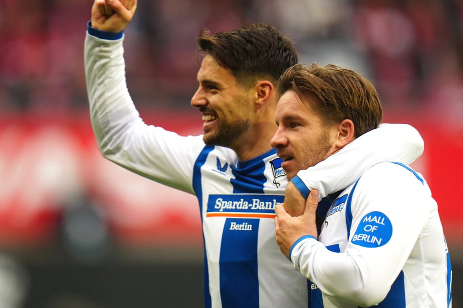 Josip Brekalo (l.) jubelt mit dem bärenstarken Mads Pedersen.