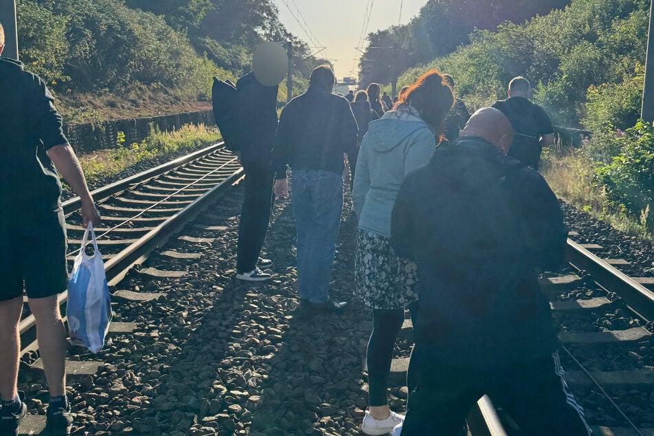 Über die gesperrten Gleise liefen die Passagiere zurück nach Machern. Von dort aus ging es per Bus nach Leipzig.