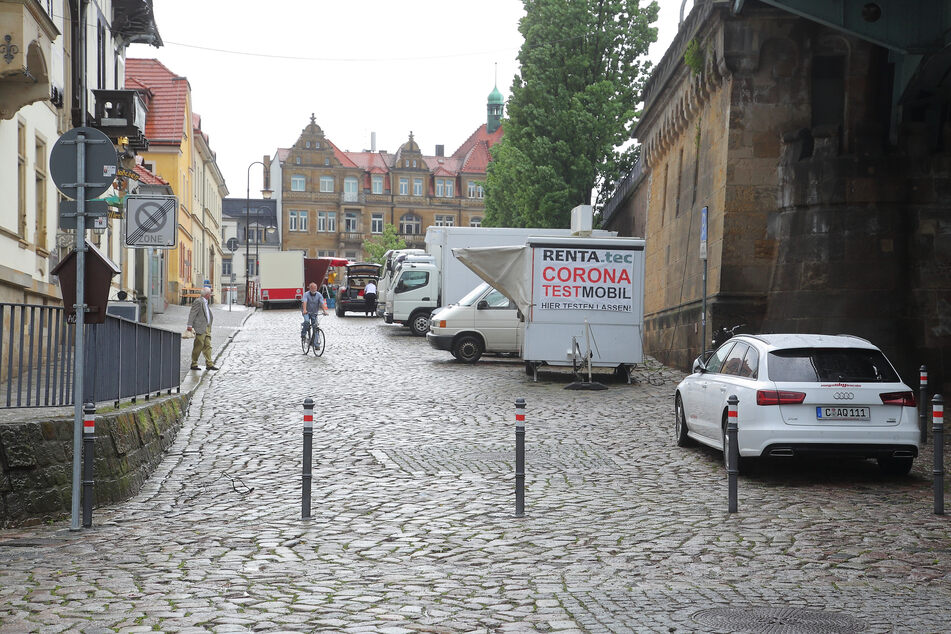 Zwei der Poller waren am Samstag auf einmal weg.