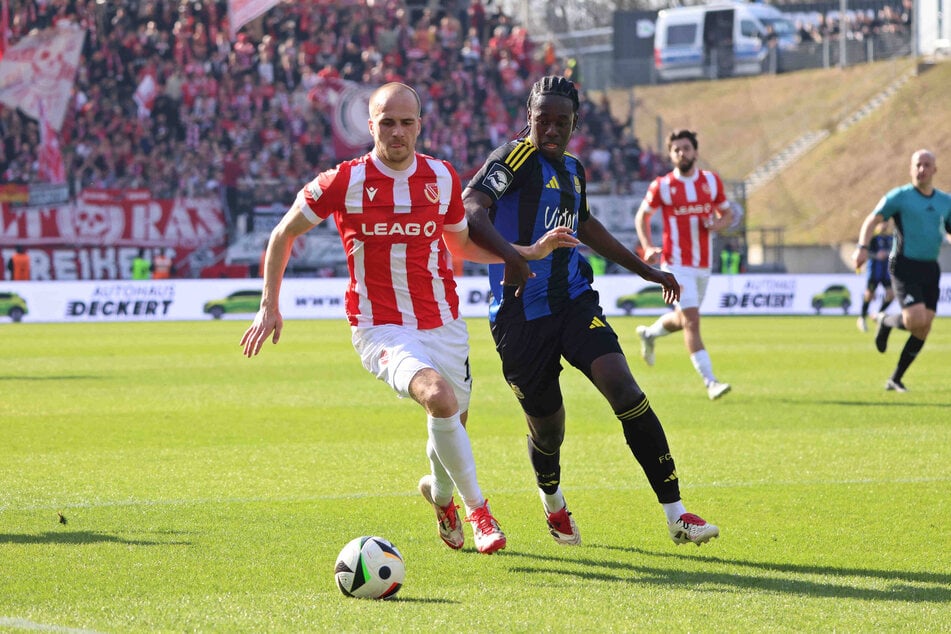 Cottbus' Phil Halbauer (26, l.) im Zweikampf um den Ball mit Saarbrückens Elijah Krahn (21).